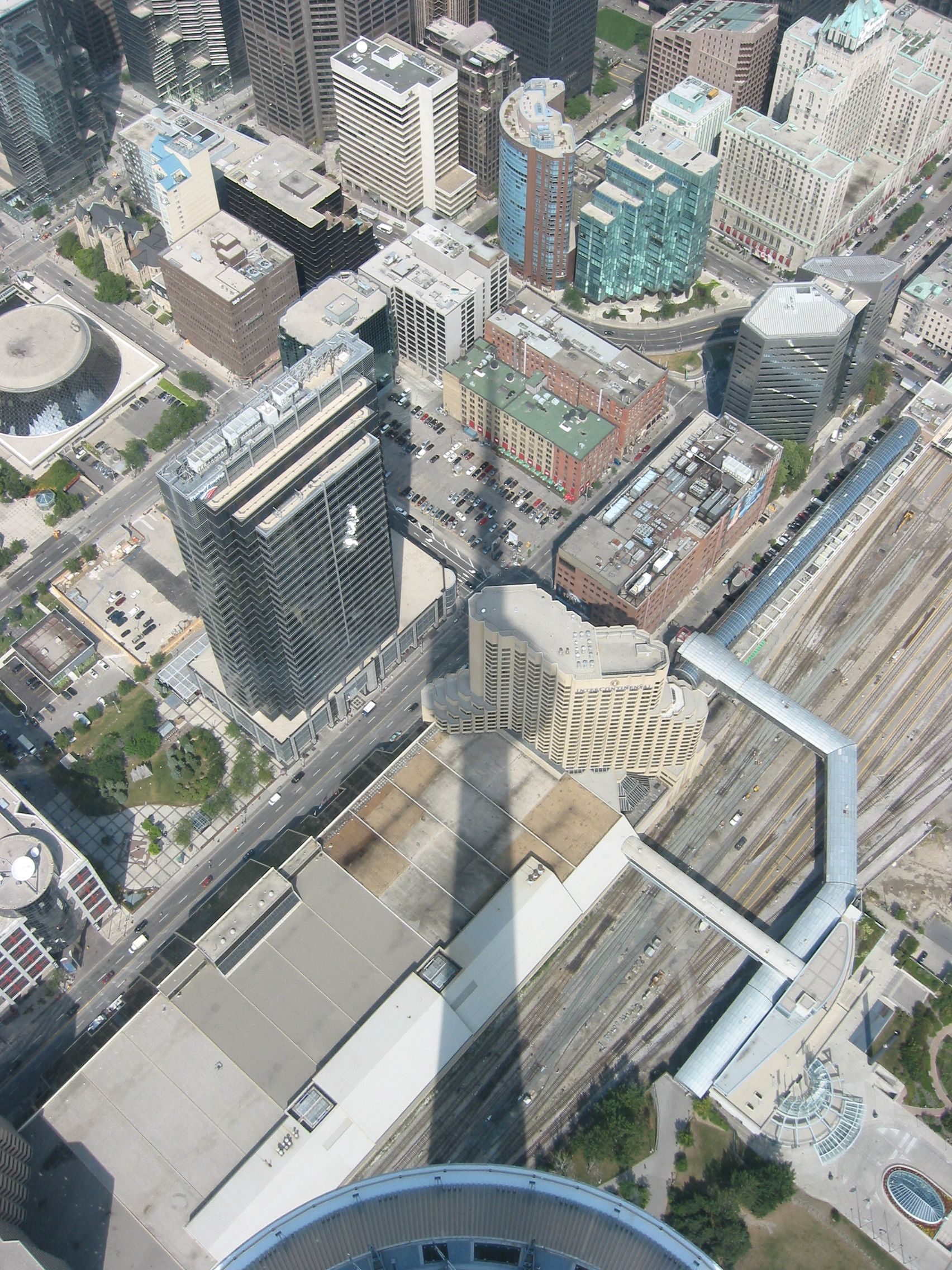 The tower shaft rising through Toronto with observation decks in the main pod